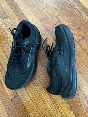 Brooks Max Womens All-Black Running Sneakers